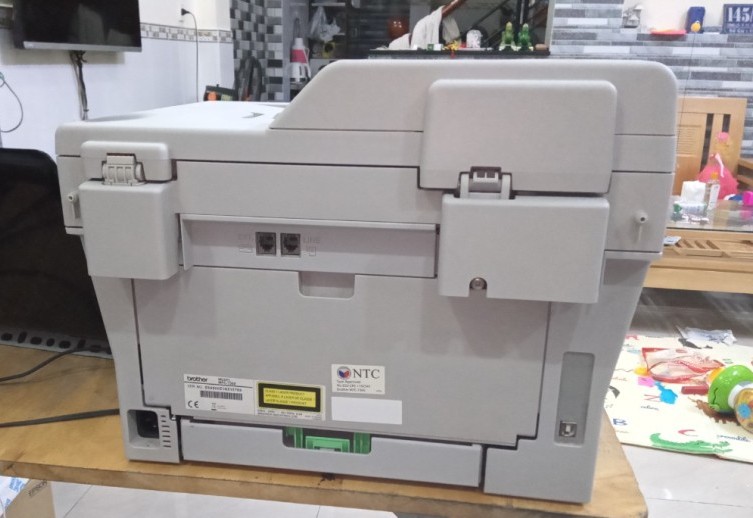 Cạnh bên của máy in đa năng Brother 7360